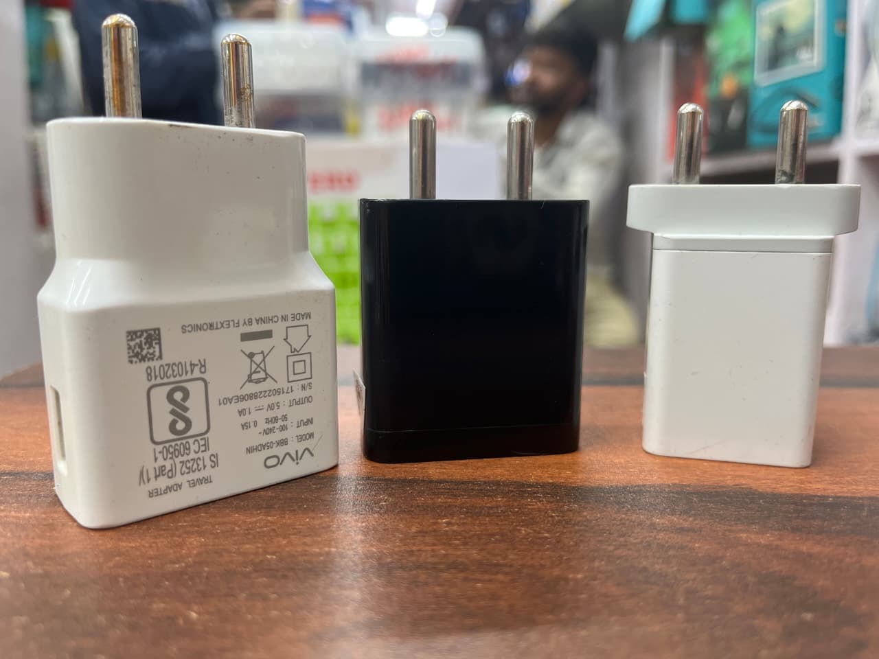 2.4 AMPERE MIX BRAND CHARGER IN POLY PACKING.